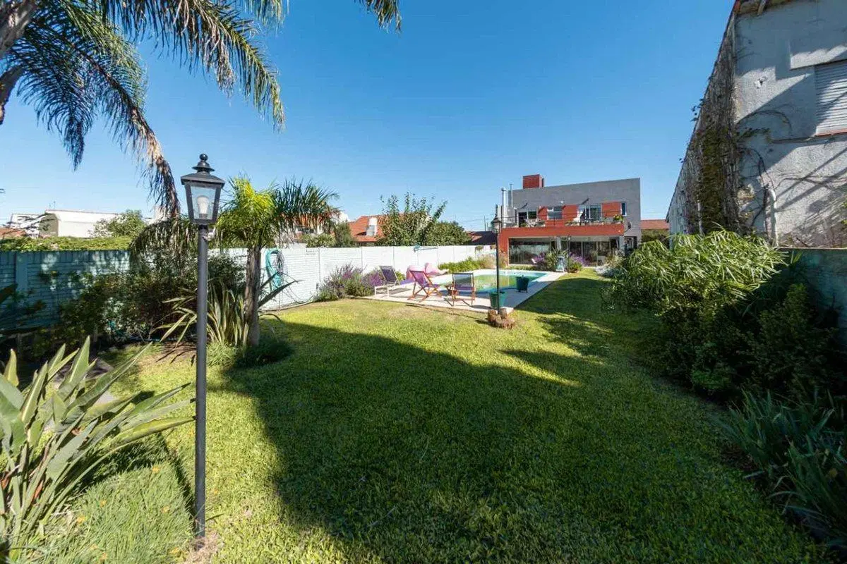 Venta Casa -545 M2- Centro- pileta- parque-Burzaco 5