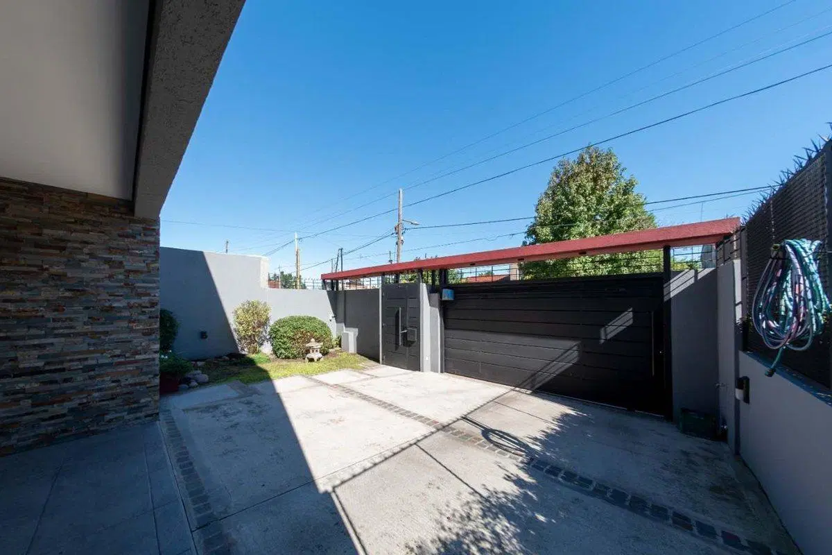 Venta Casa -545 M2- Centro- pileta- parque-Burzaco 2