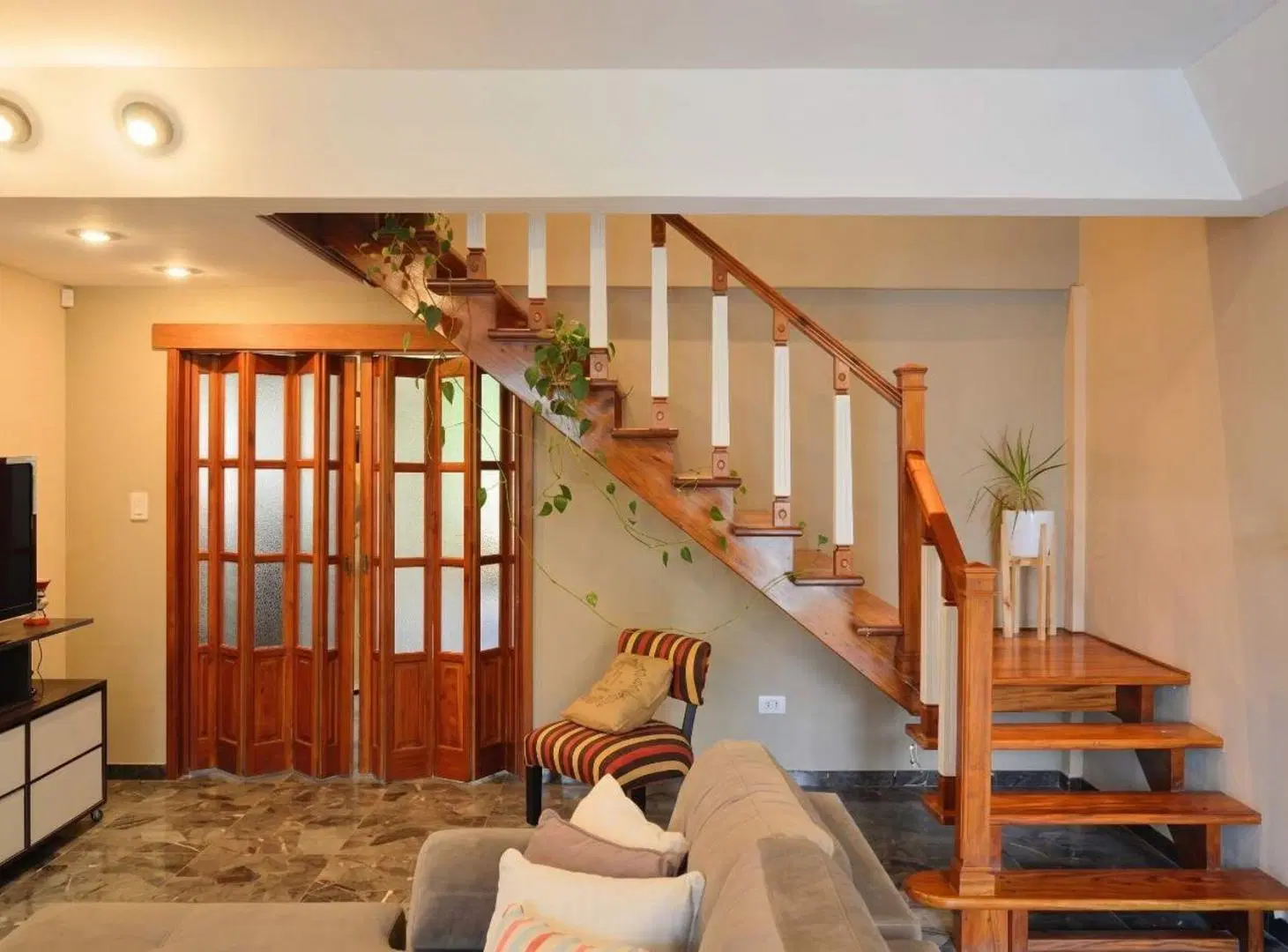 VENTA CASA 5 AMB, JARDIN Y QUINCHO ACEPTA PERMUTA 2