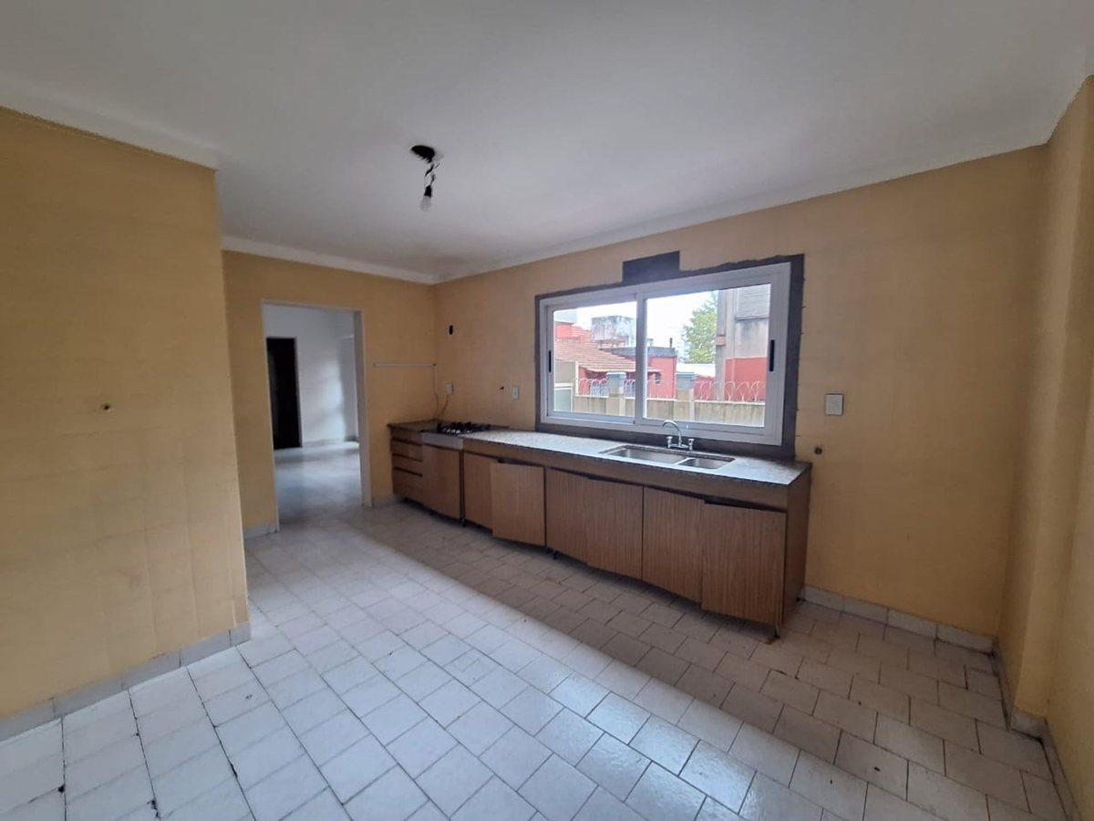 Foto de PISO DE 4 AMBIENTES C/ DEP. COCH. PATIO Y BAULERA, imagen 2