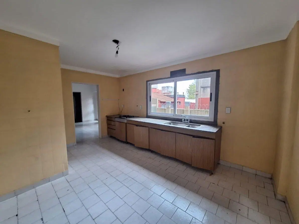 PISO DE 4 AMBIENTES C/ DEP. COCH. PATIO Y BAULERA 2