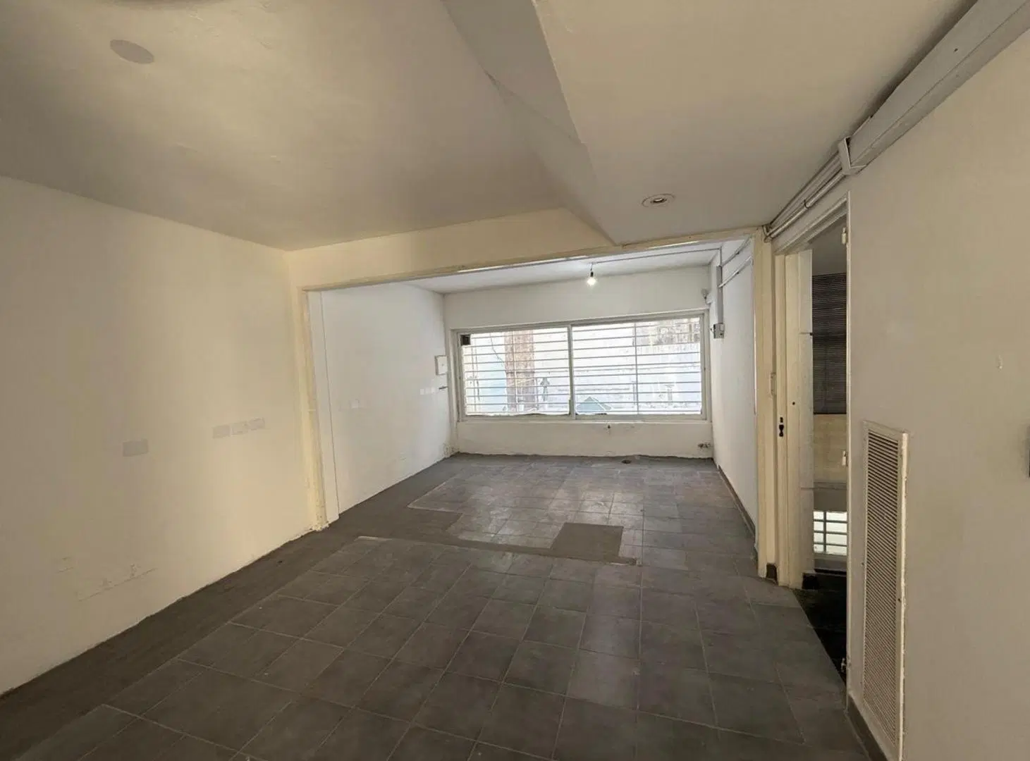 VENTA LOCAL CON OFICINAS - BALVANERA 8