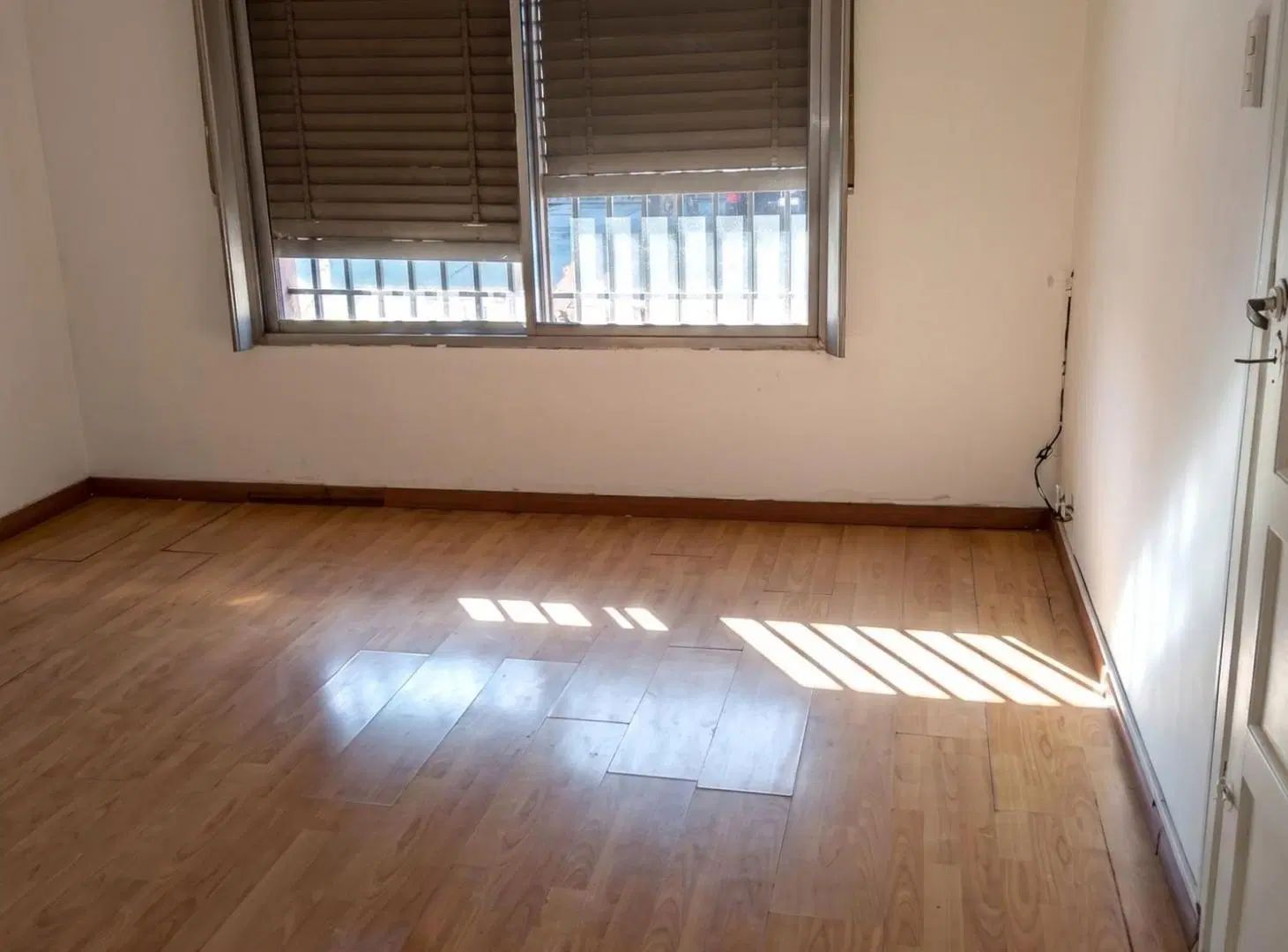 CASA 4 AMBIENTES COCHERA Y PATIO - ACEPTA PERMUTA 5