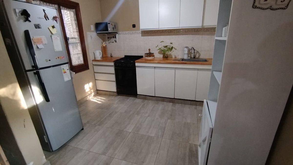 Foto de VENTA CASA 4 Amb. C/ PARQUE- 280m - LANUS ESTE, imagen 4