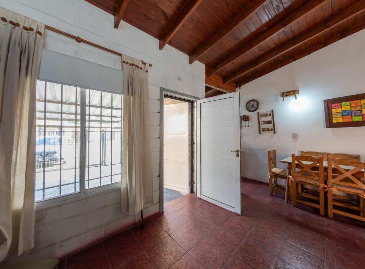 Foto de VENTA CASA 3 AMB.- APTO CREDITO-PILETA- BURZACO., imagen 4