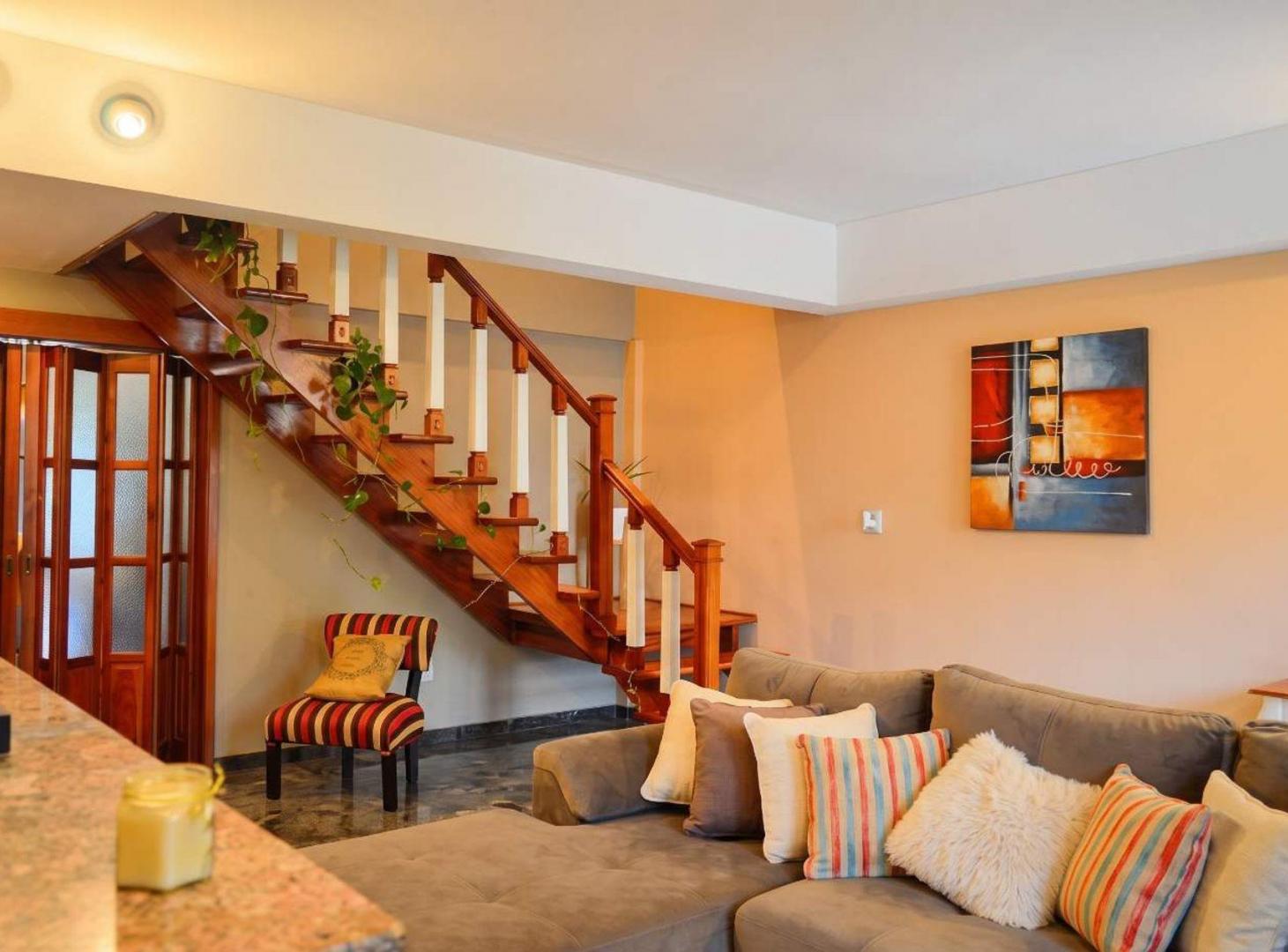 Foto de VENTA CASA 5 AMB, JARDIN Y QUINCHO ACEPTA PERMUTA, imagen 4