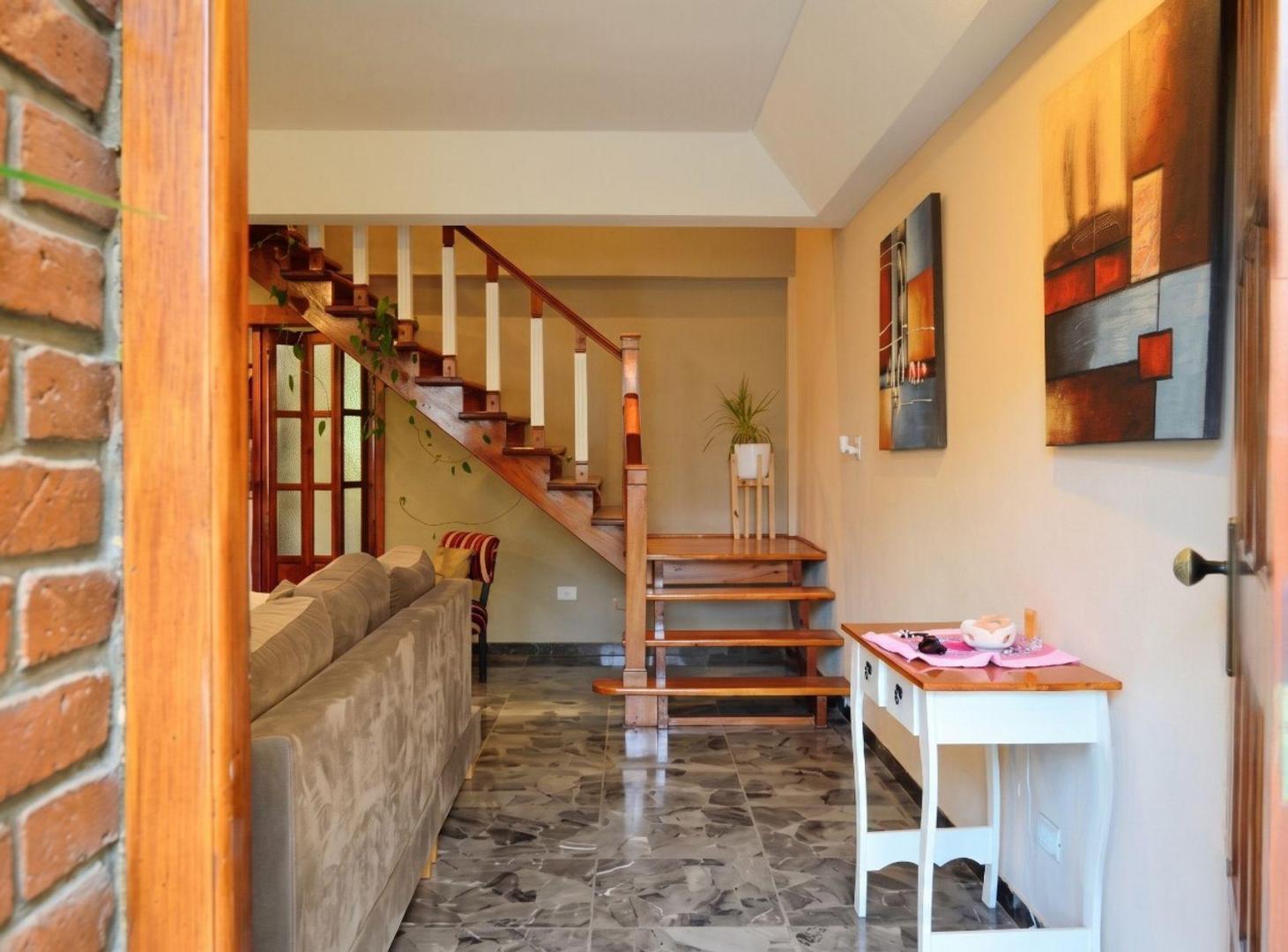 Foto de VENTA CASA 5 AMB, JARDIN Y QUINCHO ACEPTA PERMUTA, imagen 1