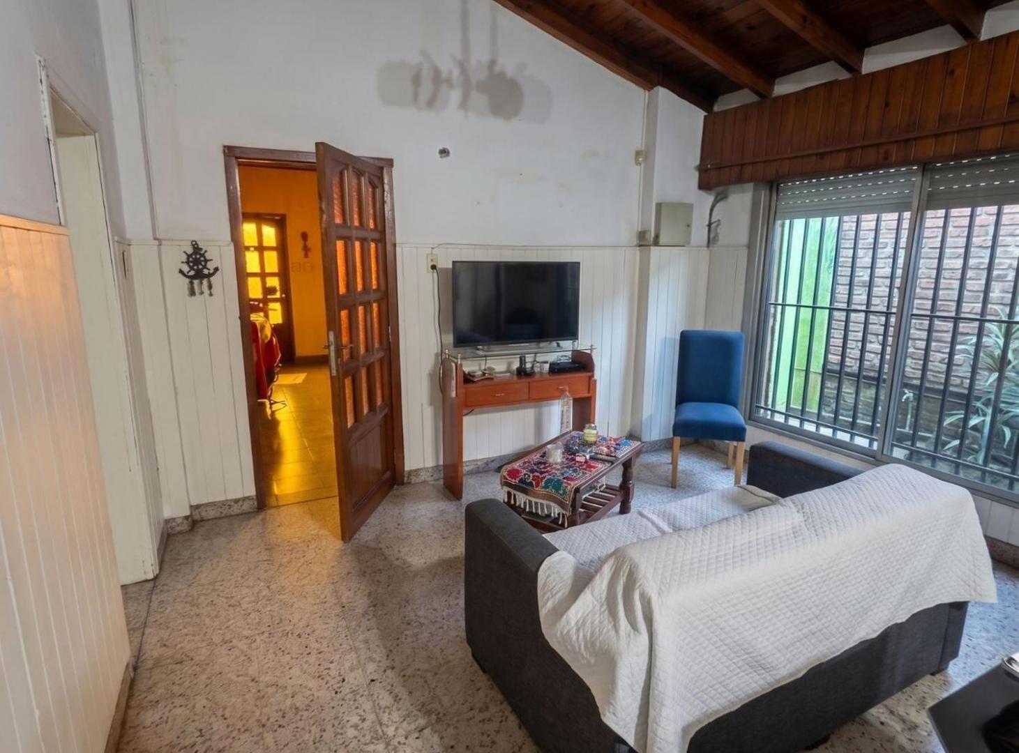 Foto de CASA 4 AMBIENTES COCHERA Y PATIO - ACEPTA PERMUTA, imagen 4
