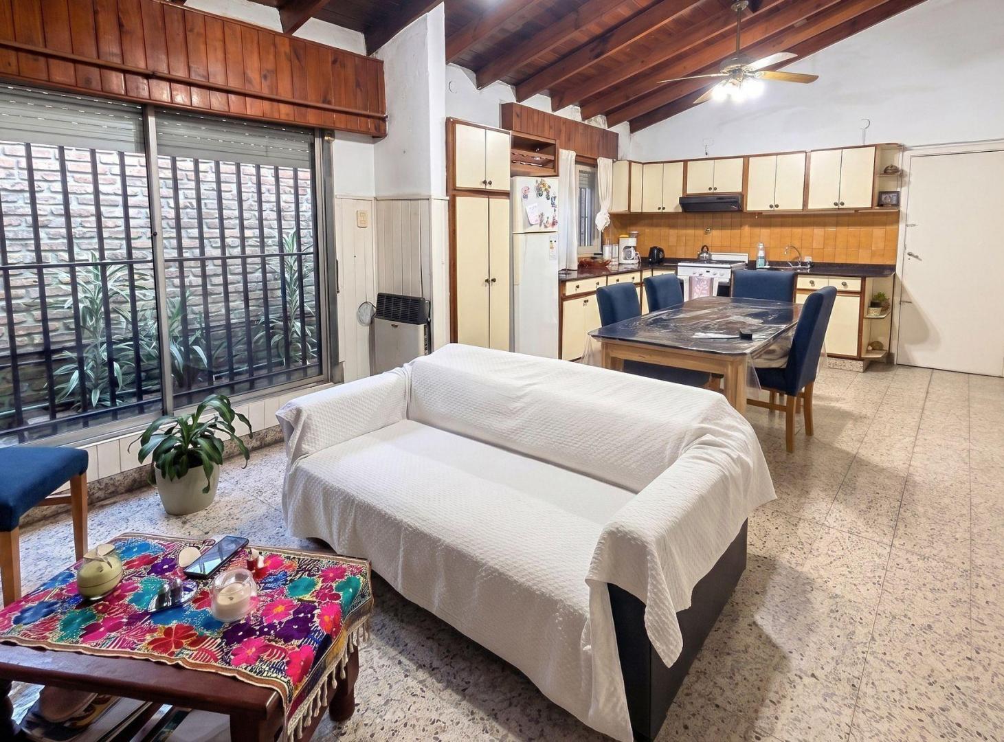 Foto de CASA 4 AMBIENTES COCHERA Y PATIO - ACEPTA PERMUTA, imagen 1