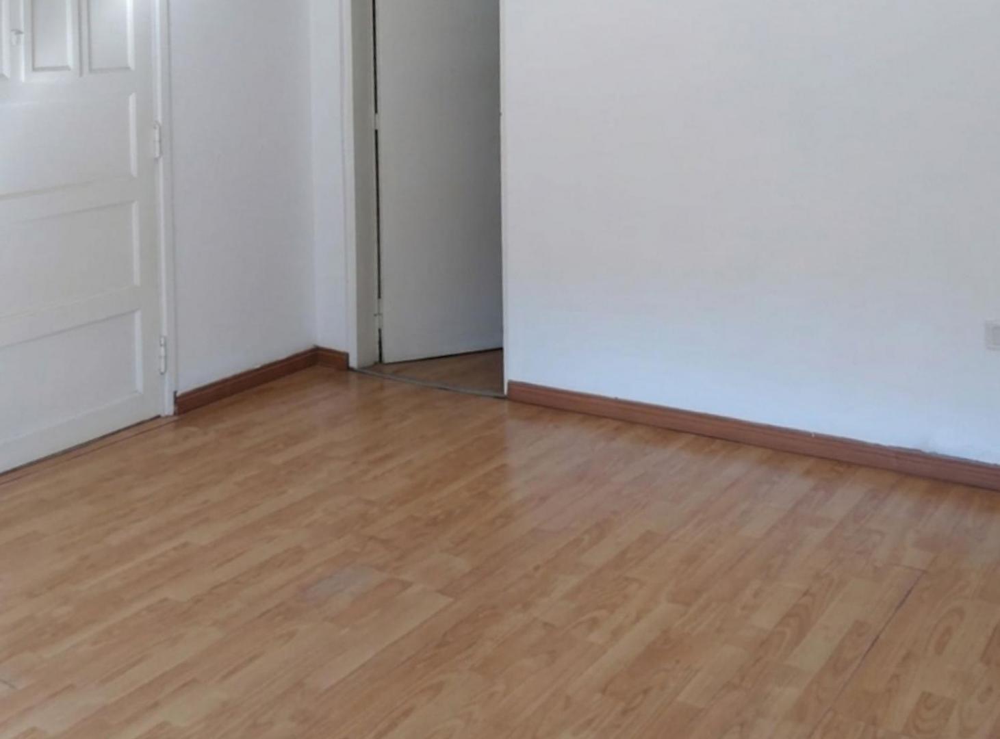 Foto de CASA 4 AMBIENTES COCHERA Y PATIO - ACEPTA PERMUTA, imagen 2