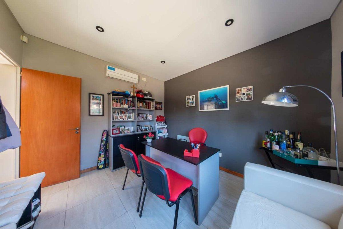 Foto de Venta Casa -545 M2- Centro- pileta- parque-Burzaco, imagen 5