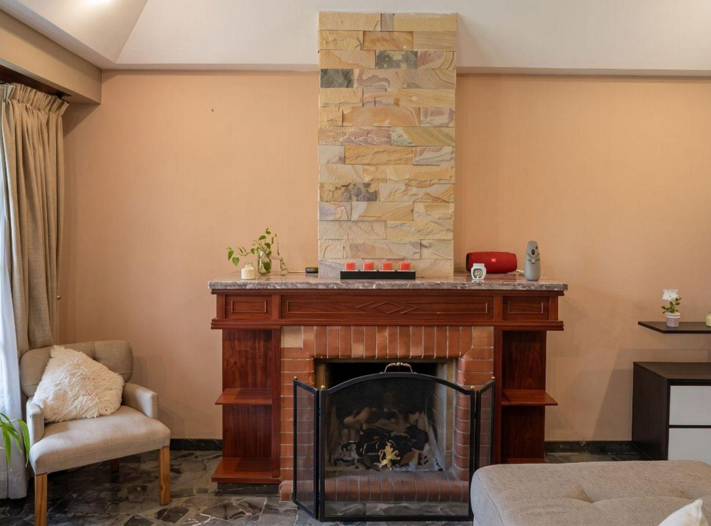 Foto de VENTA CASA 5 AMB, JARDIN Y QUINCHO ACEPTA PERMUTA, imagen 1
