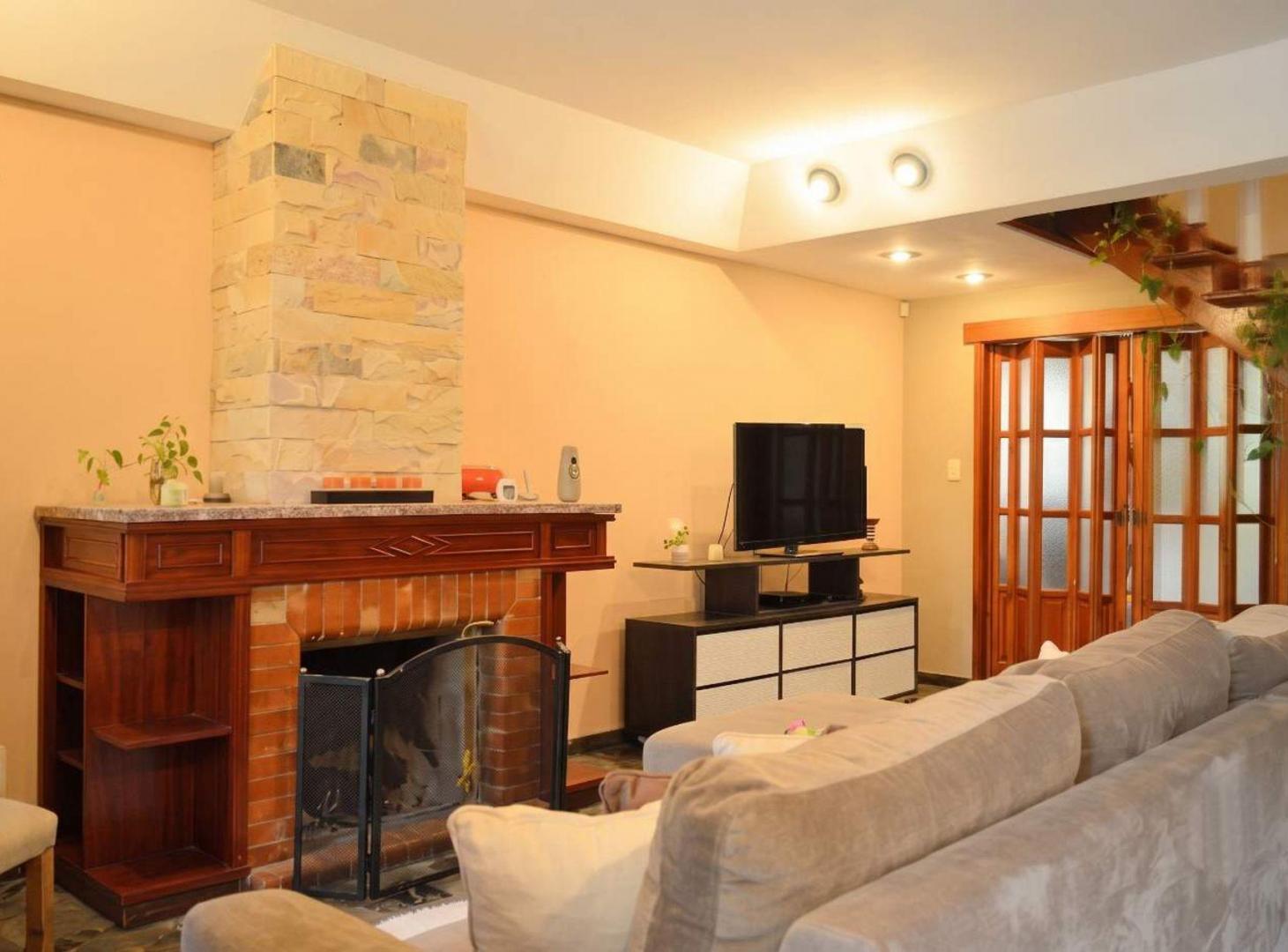 Foto de VENTA CASA 5 AMB, JARDIN Y QUINCHO ACEPTA PERMUTA, imagen 2