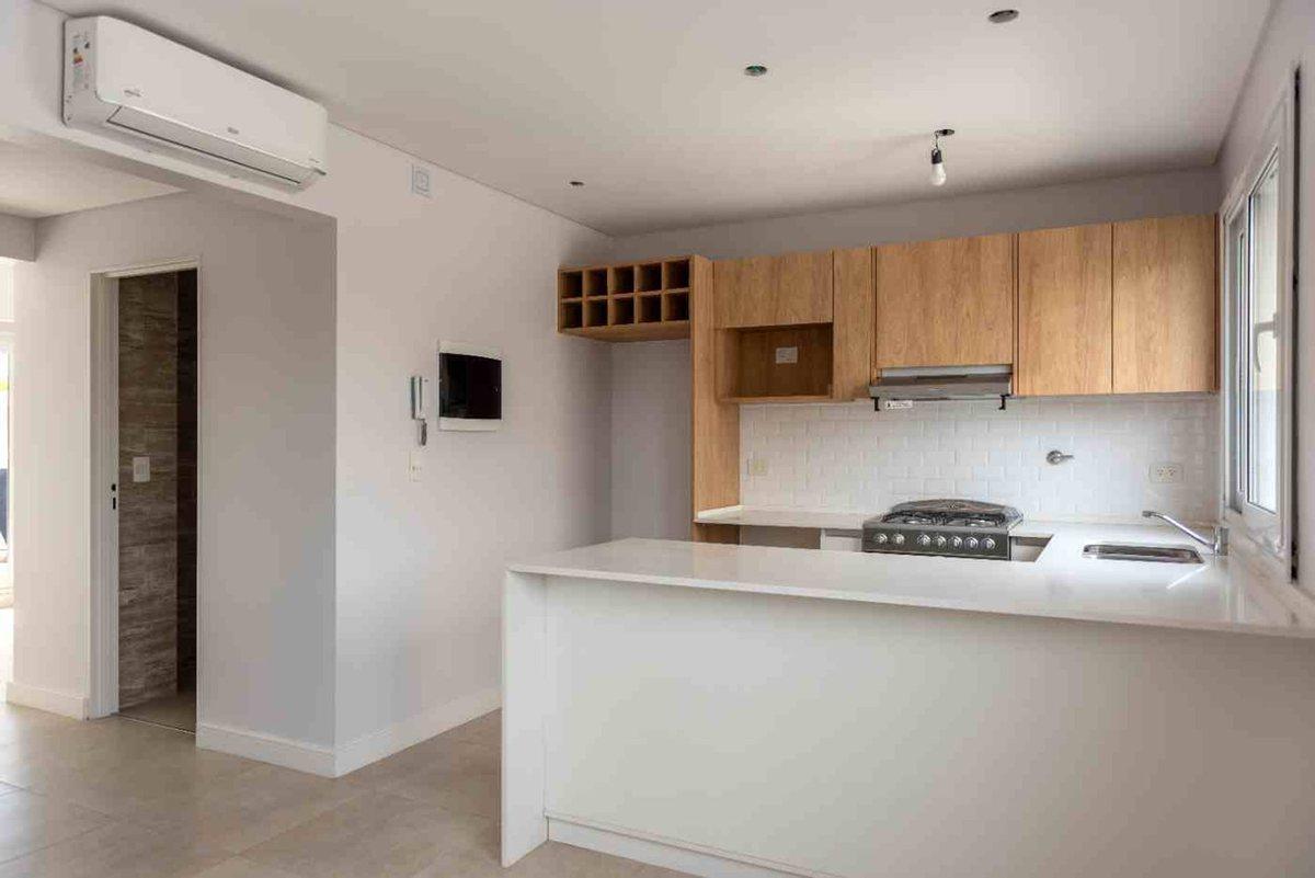 Foto de VENTA TRIPLEX A ESTRENAR C/ COCHERA EN BERAZATEGUI, imagen 3