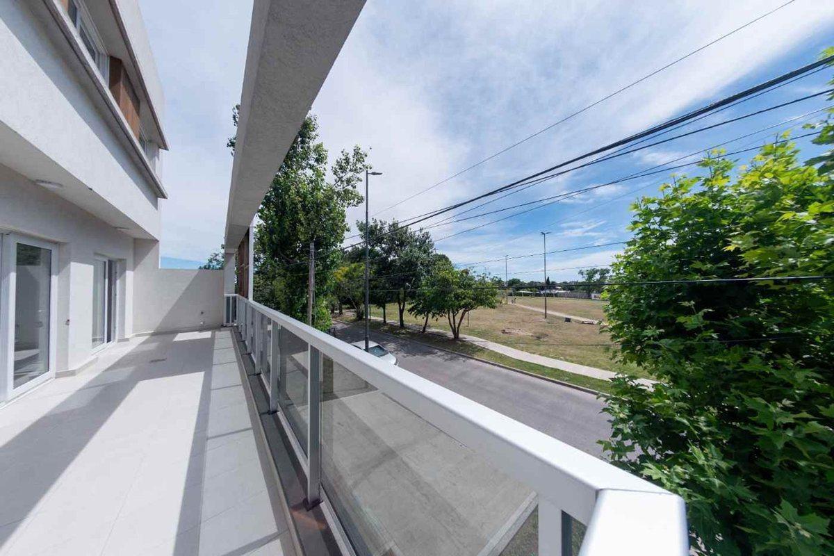 Foto de VENTA TRIPLEX A ESTRENAR C/ COCHERA EN BERAZATEGUI, imagen 1