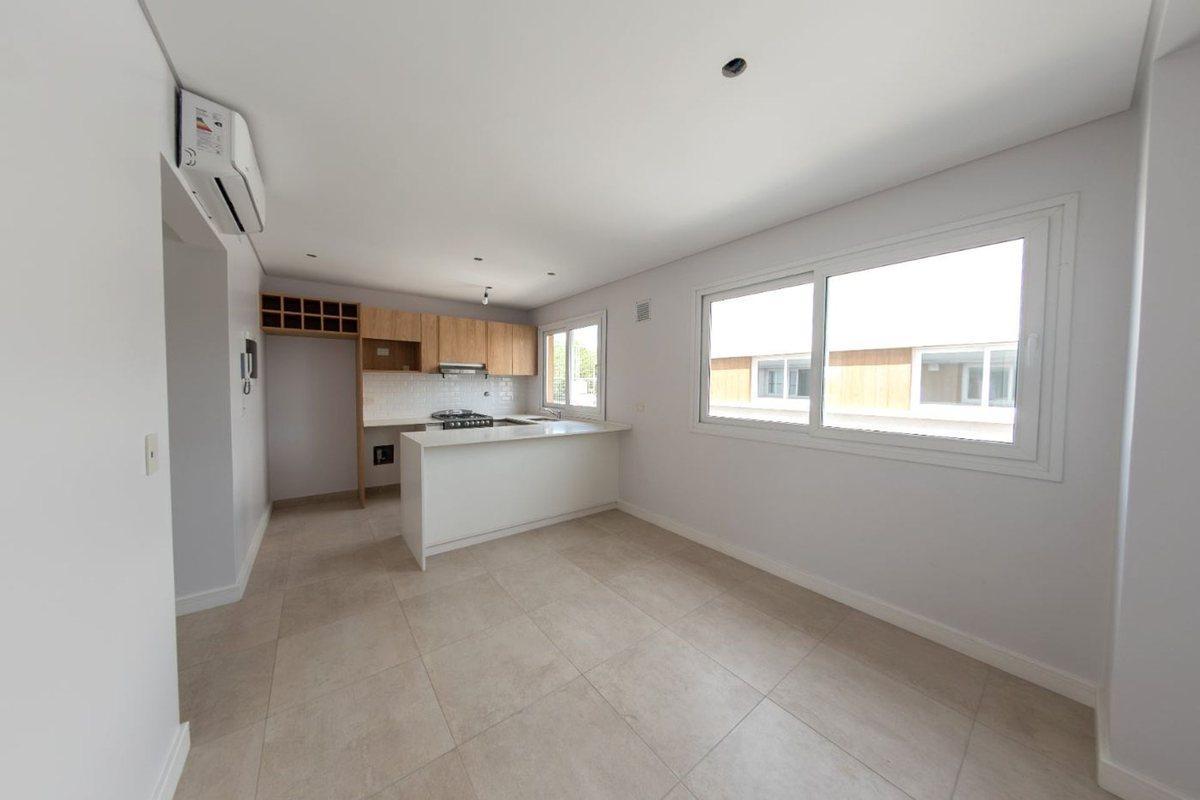 Foto de VENTA TRIPLEX A ESTRENAR C/ COCHERA EN BERAZATEGUI, imagen 4