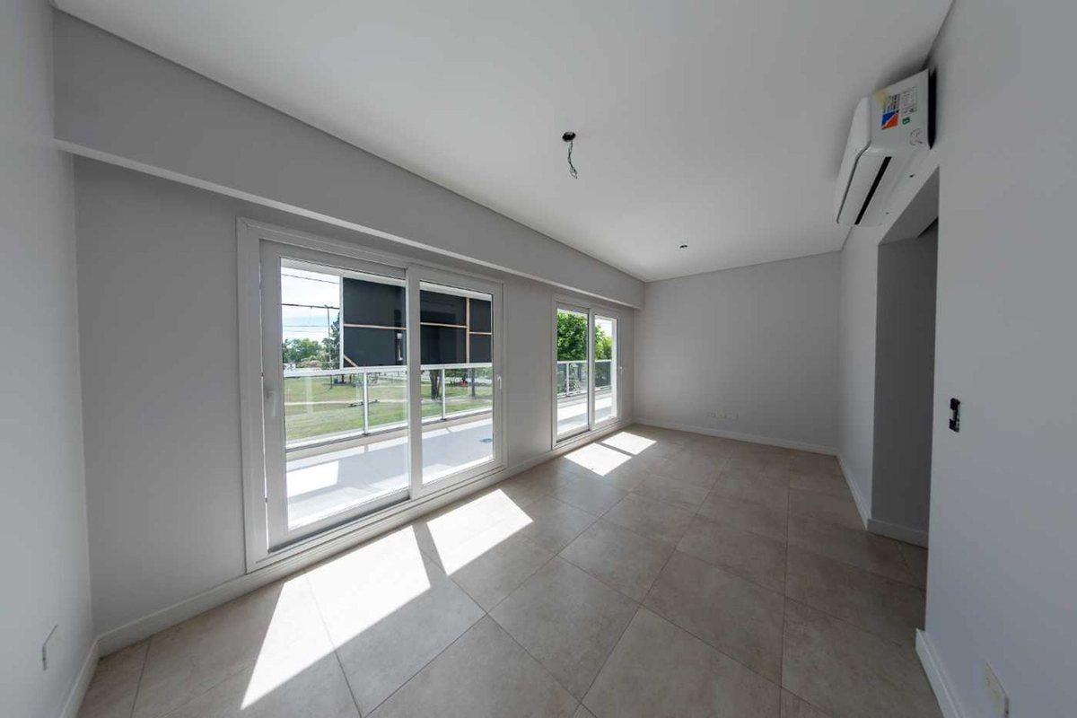 VENTA TRIPLEX A ESTRENAR C/ COCHERA EN BERAZATEGUI