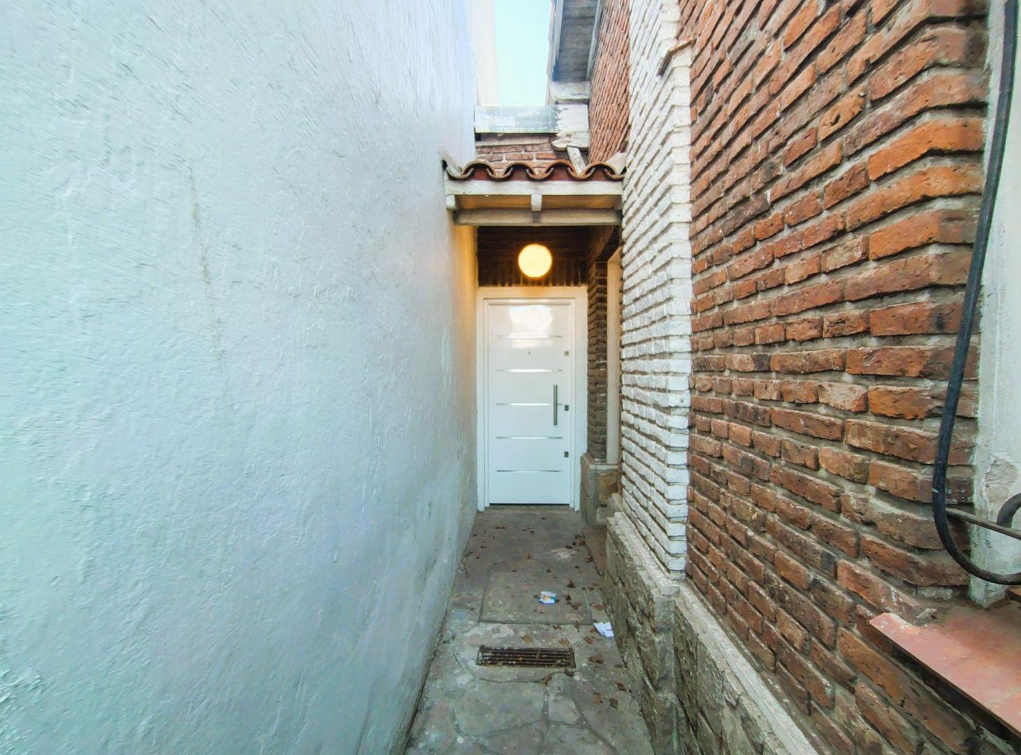 Foto de VENTA CASA A REFACCIONAR, CON FONDO LIBRE QUILMES, imagen 3