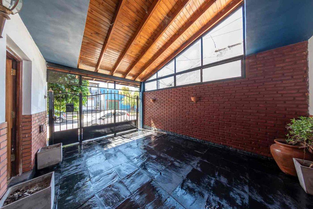 Foto de VENTA PH 5 AMB AL FRENTE CON PATIO Y COCHERA, imagen 1