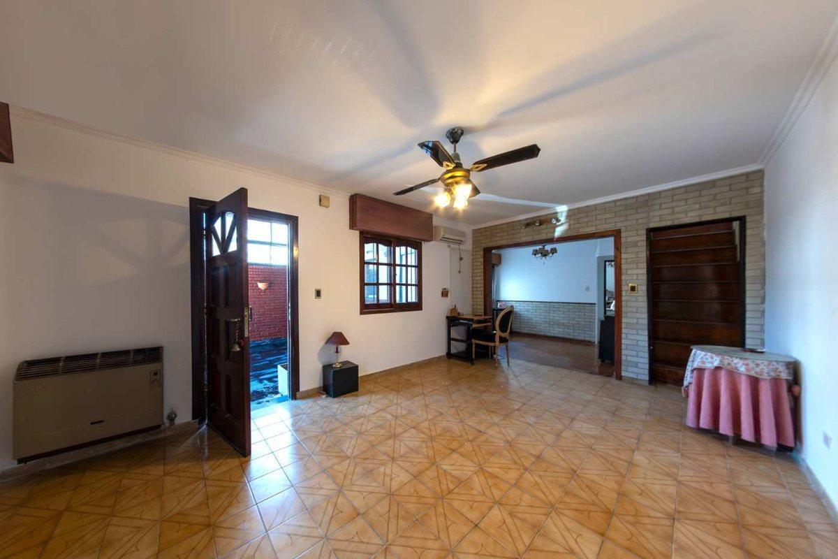 Foto de VENTA PH 5 AMB AL FRENTE CON PATIO Y COCHERA, imagen 2