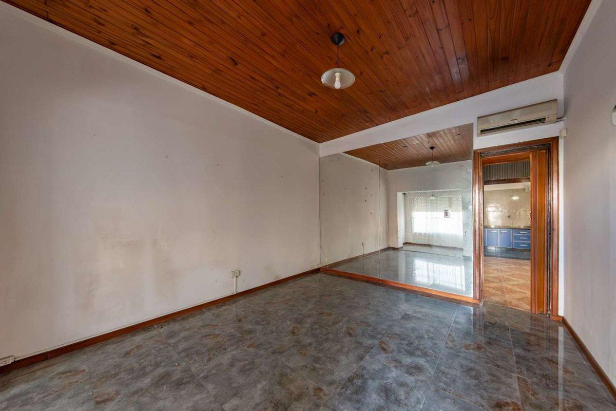 Foto de Casa de 4 amb lote propio - Lanus Oeste - cochera, imagen 3