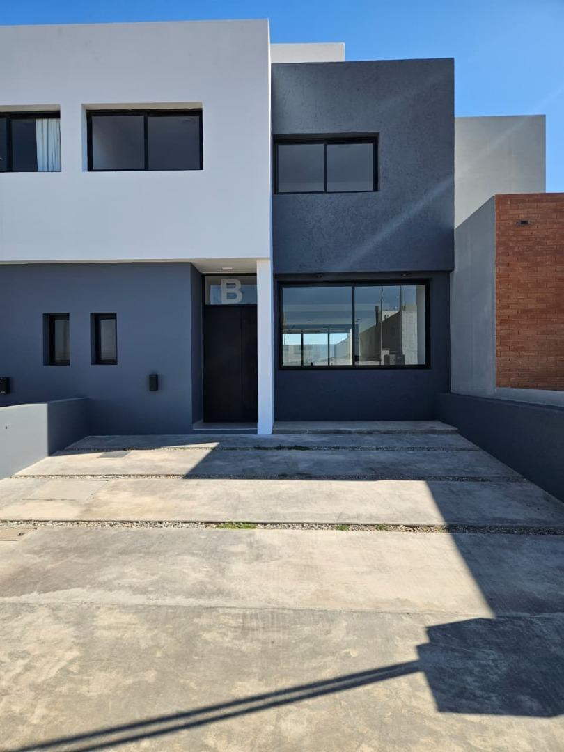VENTA DUPLEX 3 DORMITORIOS 3 BAÑOS QUEBRADAS MANANTIALES