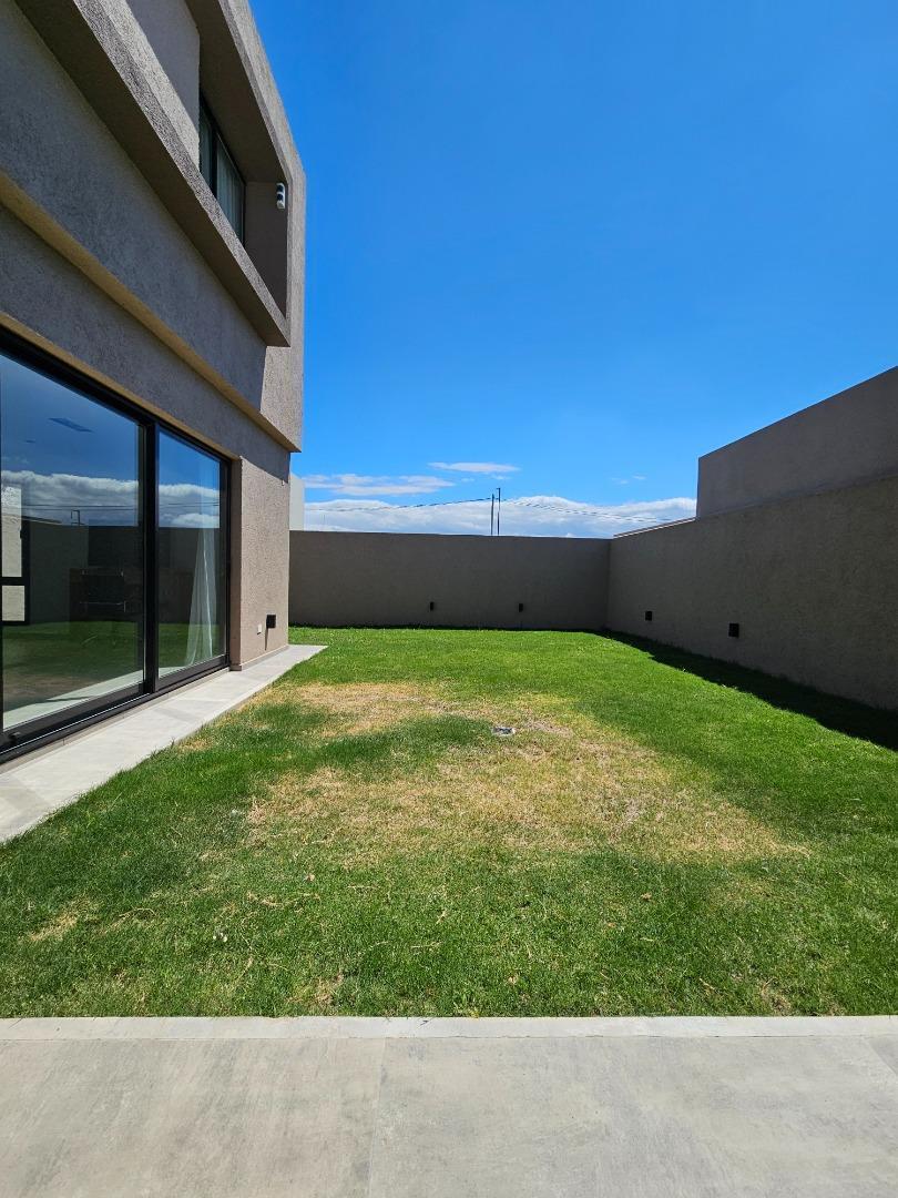 VENTA CASA 3 DORMITORIOS AMPLIO PATIO QUEBRADAS MANANTIALES
