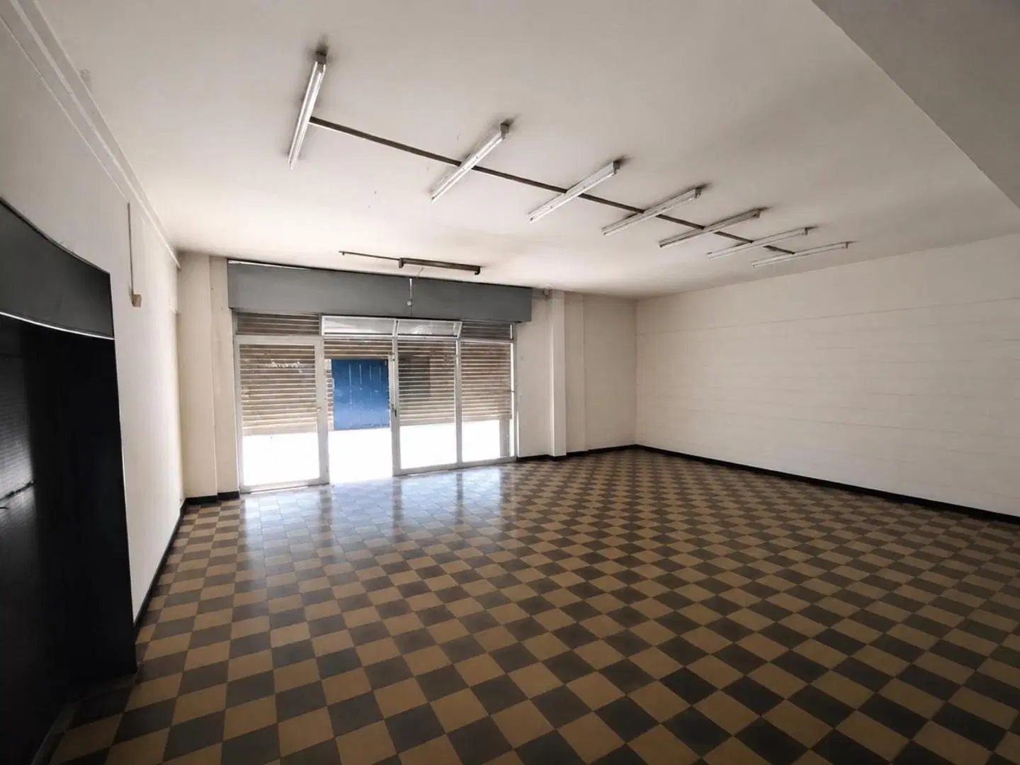 Local comercial en Las Flores sobre Velez Sarsfield 2