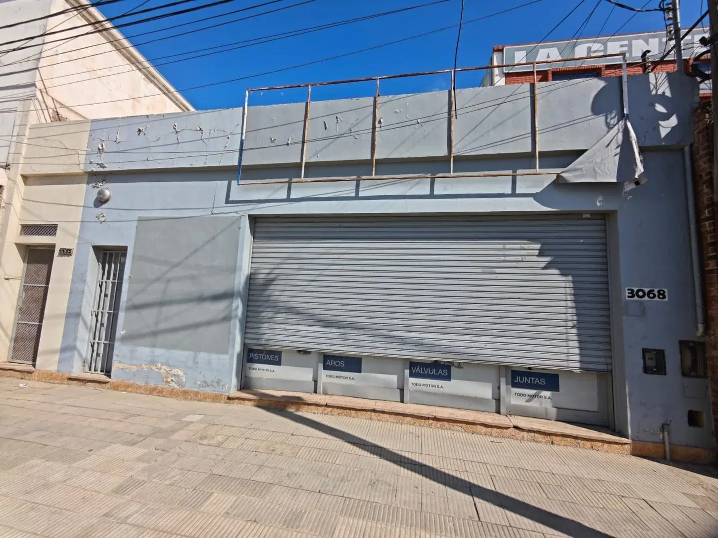 Local comercial en Las Flores sobre Velez Sarsfield 5