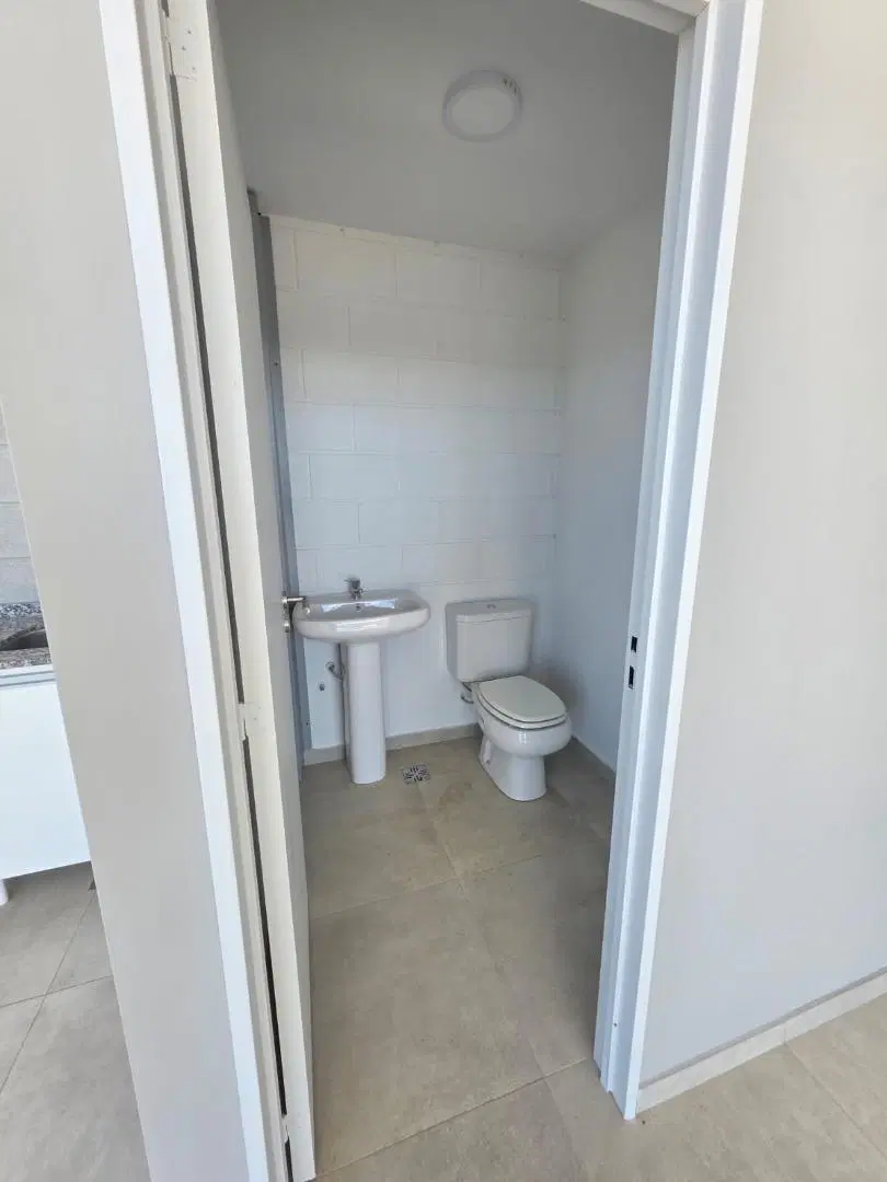 LOCAL EN MANANTIALES 2, CON BAÑO. 1