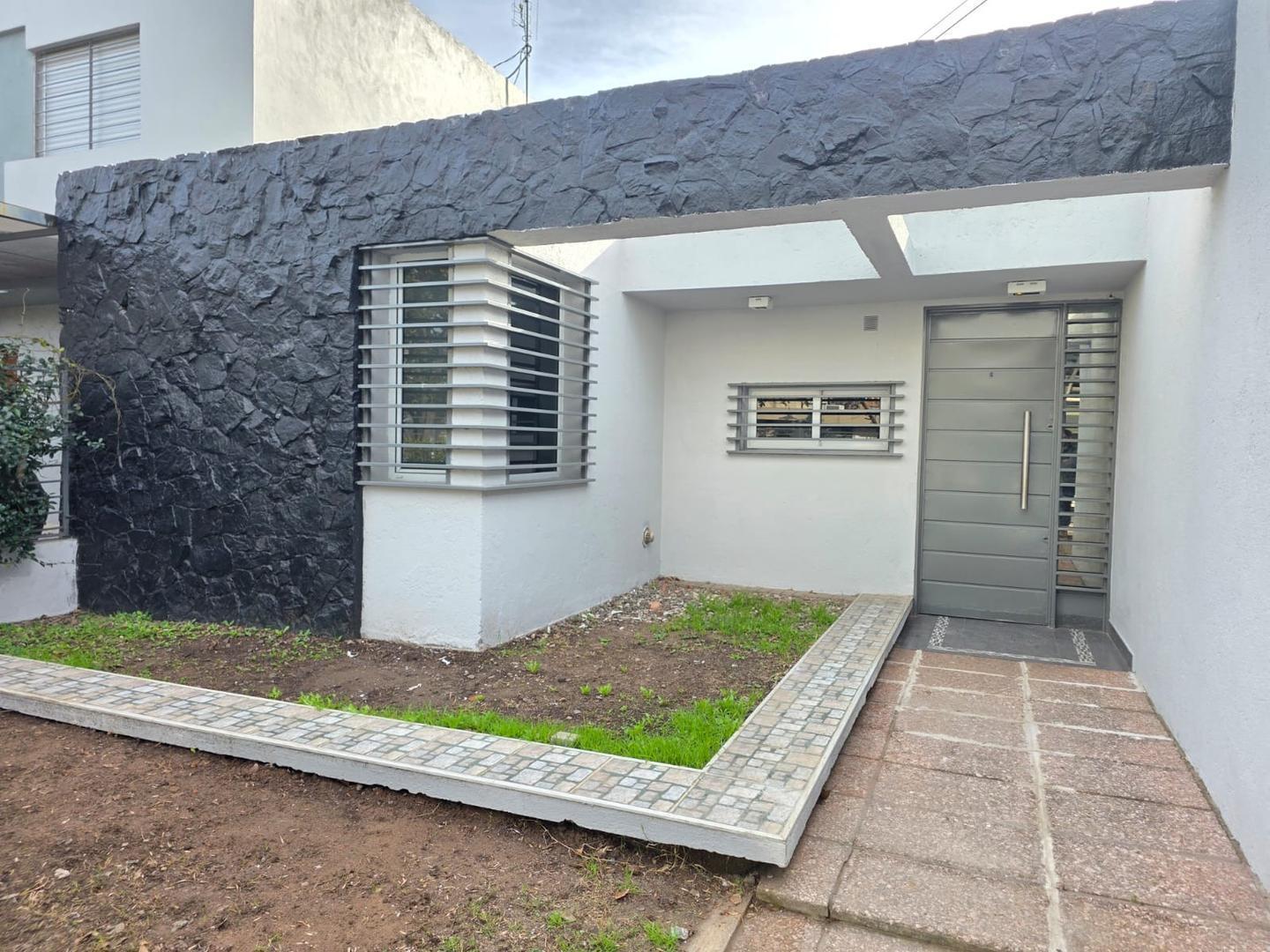 VENTA CASA 3 DORMITORIOS COCHERA DOBLE PATIO APTO CREDITO