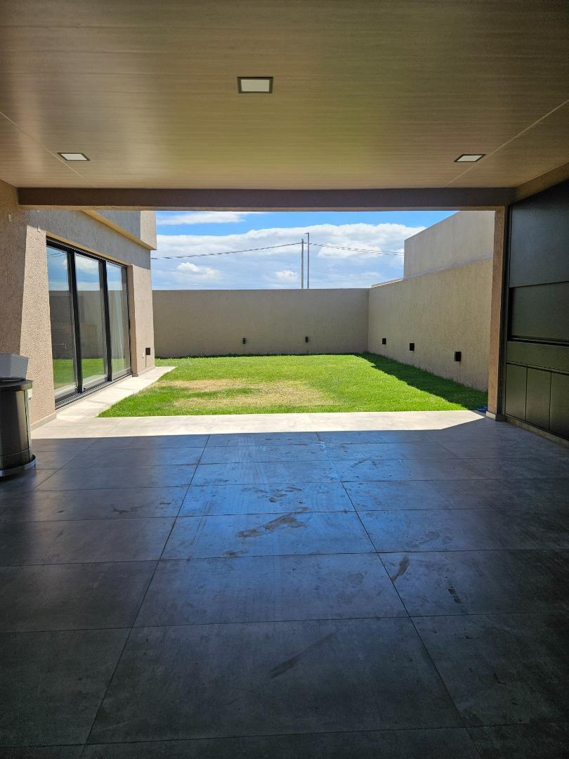 Foto de QUEBRADAS MANANTIALES VENTA CASA 3 DORMITORIOS COCHERA PATIO, imagen 2