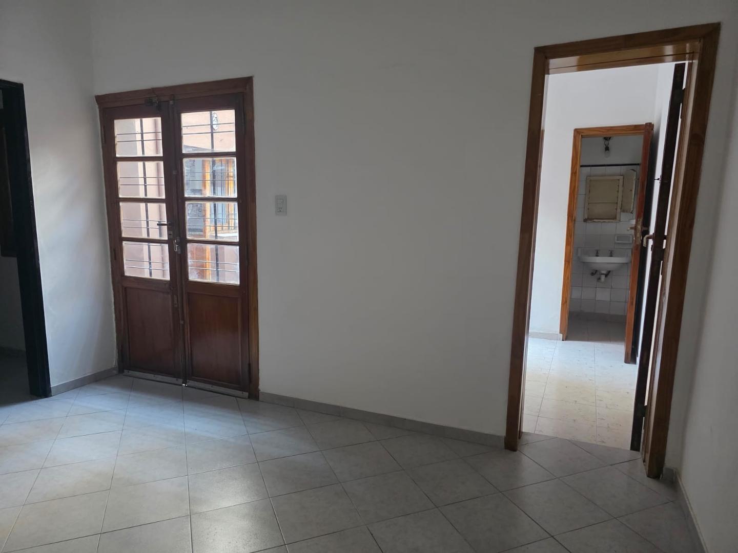 Foto de CASA EN VENTA 3 DORMITORIOS 2 BAÑOS COCHERA PATIO CEMENTO, imagen 4