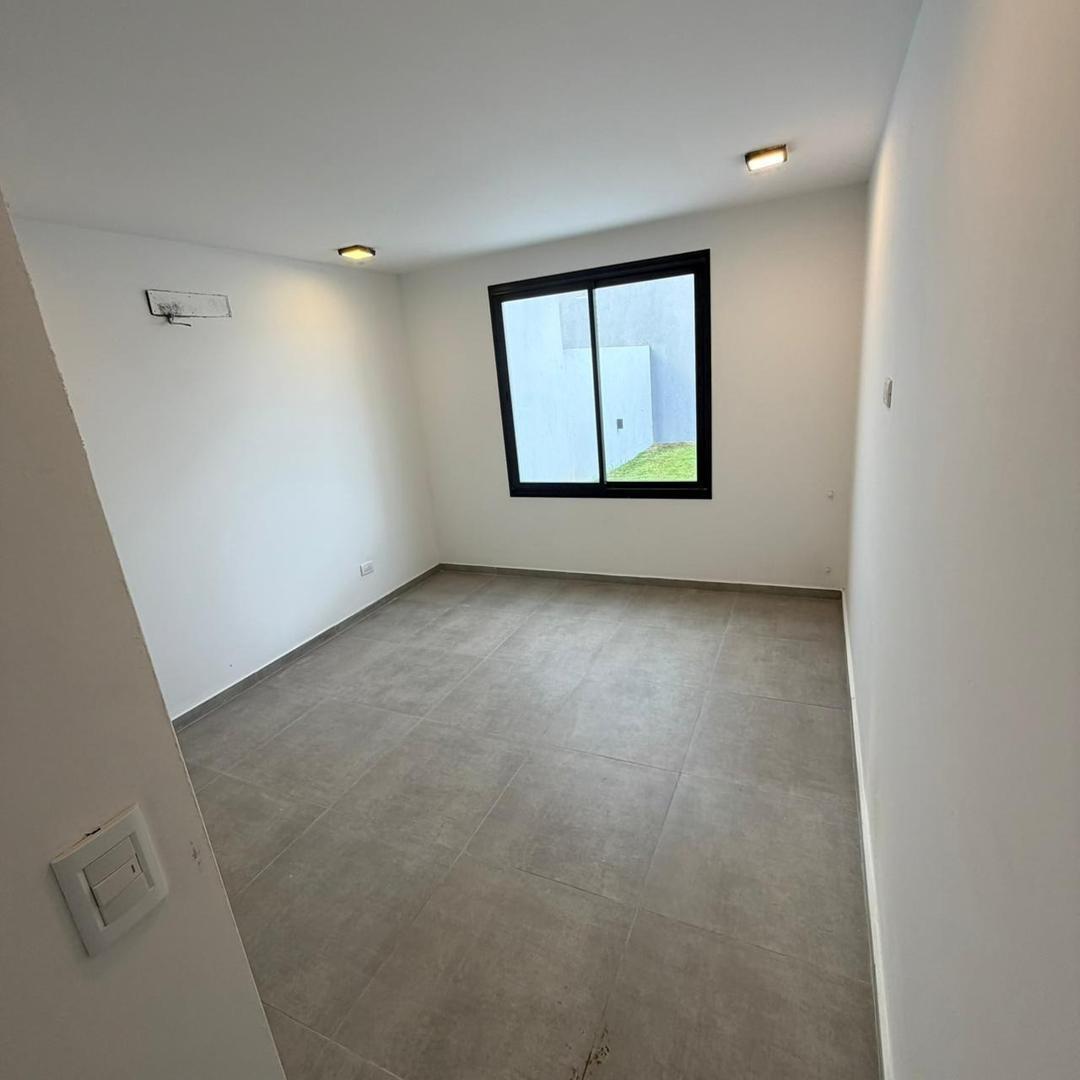 Foto de VENTA CASA 2 DORMITORIOS EN SUITE PATIO AMPLIO COCHERA DOBLE, imagen 2