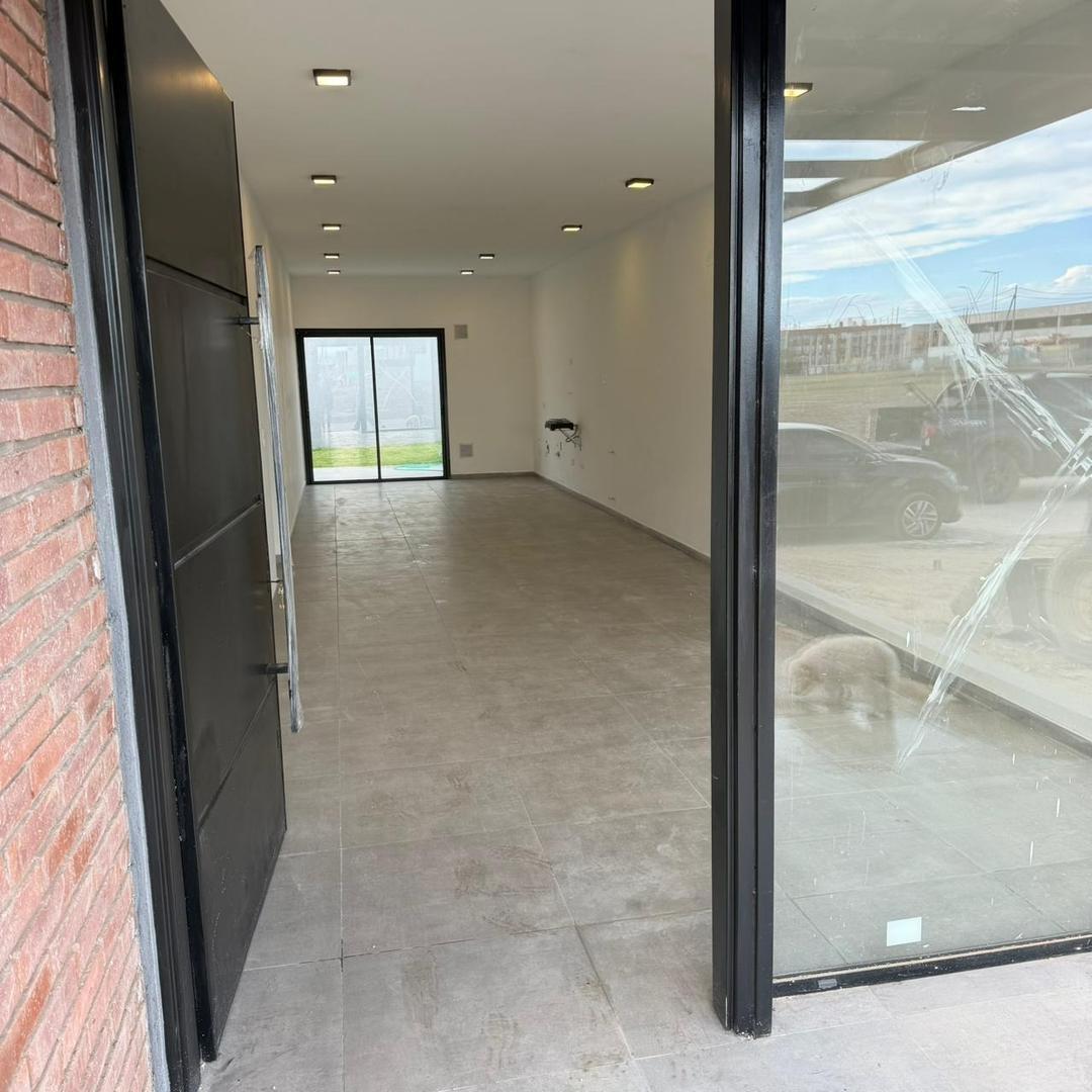 Foto de VENTA CASA 2 DORMITORIOS EN SUITE PATIO AMPLIO COCHERA DOBLE, imagen 1