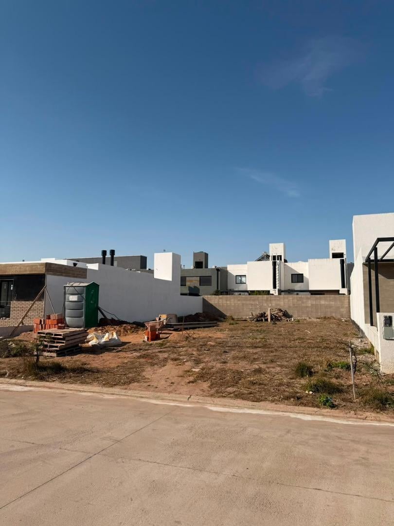 Foto de VENTA LOTE APTO DUPLEX 364m2 SOLARES DE MANANTIALES, imagen 1