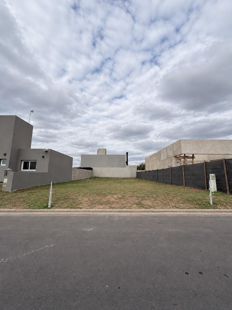 Foto de VENTA LOTE APTO DUPLEX 364m2 SOLARES DE MANANTIALES, imagen 2
