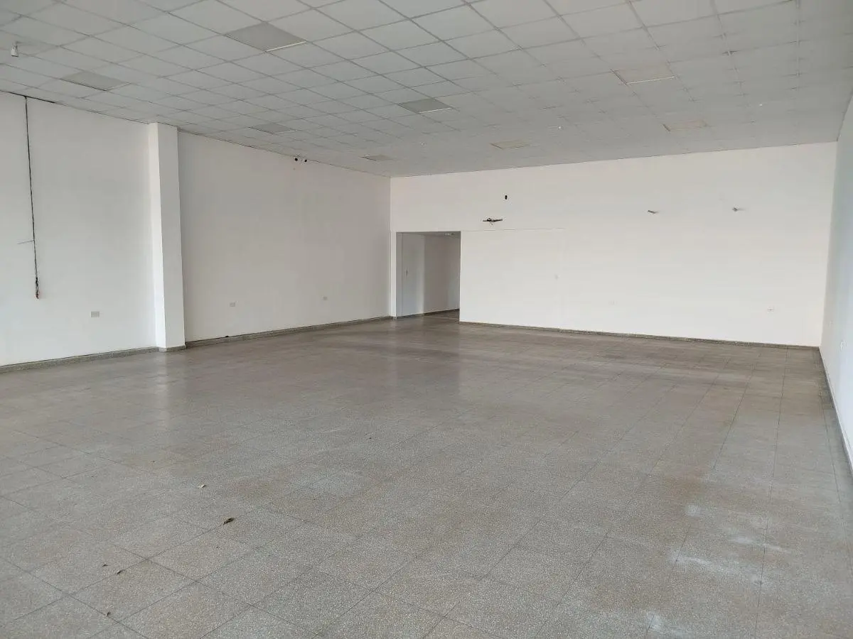 Hermoso Local Comercial en Alquiler - Avenida Cocomarola 4