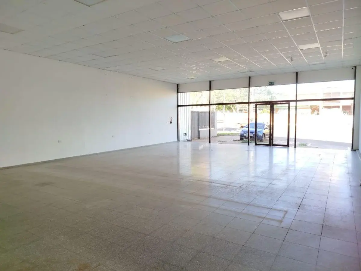 Hermoso Local Comercial en Alquiler - Avenida Cocomarola 2