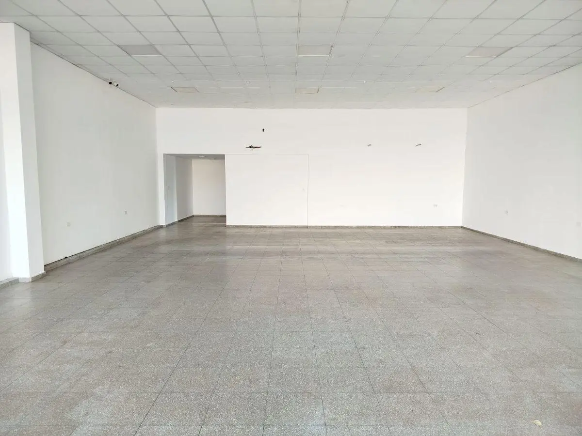 Hermoso Local Comercial en Alquiler - Avenida Cocomarola 3