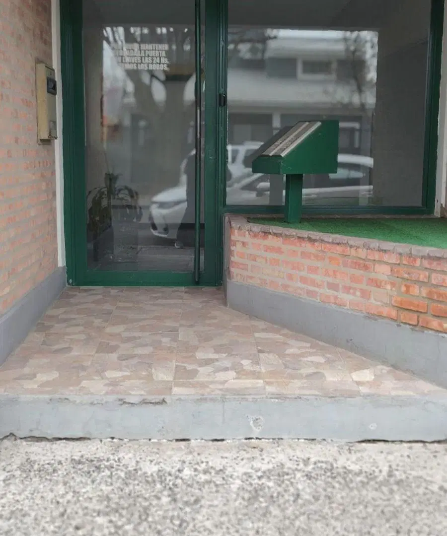 Monoambiente en alquiler con patio y cochera – Edificio San Marino II 2