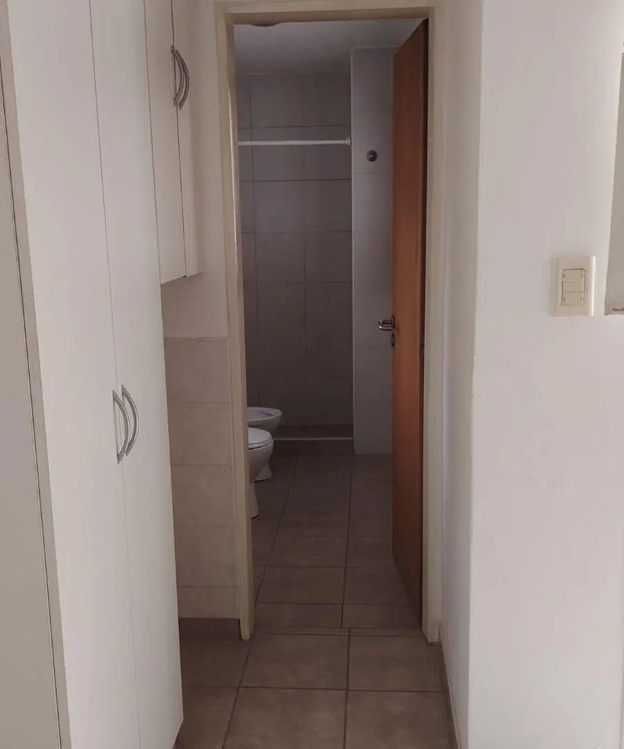 Monoambiente en alquiler con patio y cochera – Edificio San Marino II 3