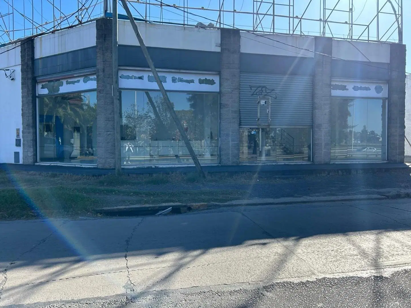 LOCAL COMERCIAL DOBLE ALTURA CON ENTREPISO EN ITUZAINGÓ 2