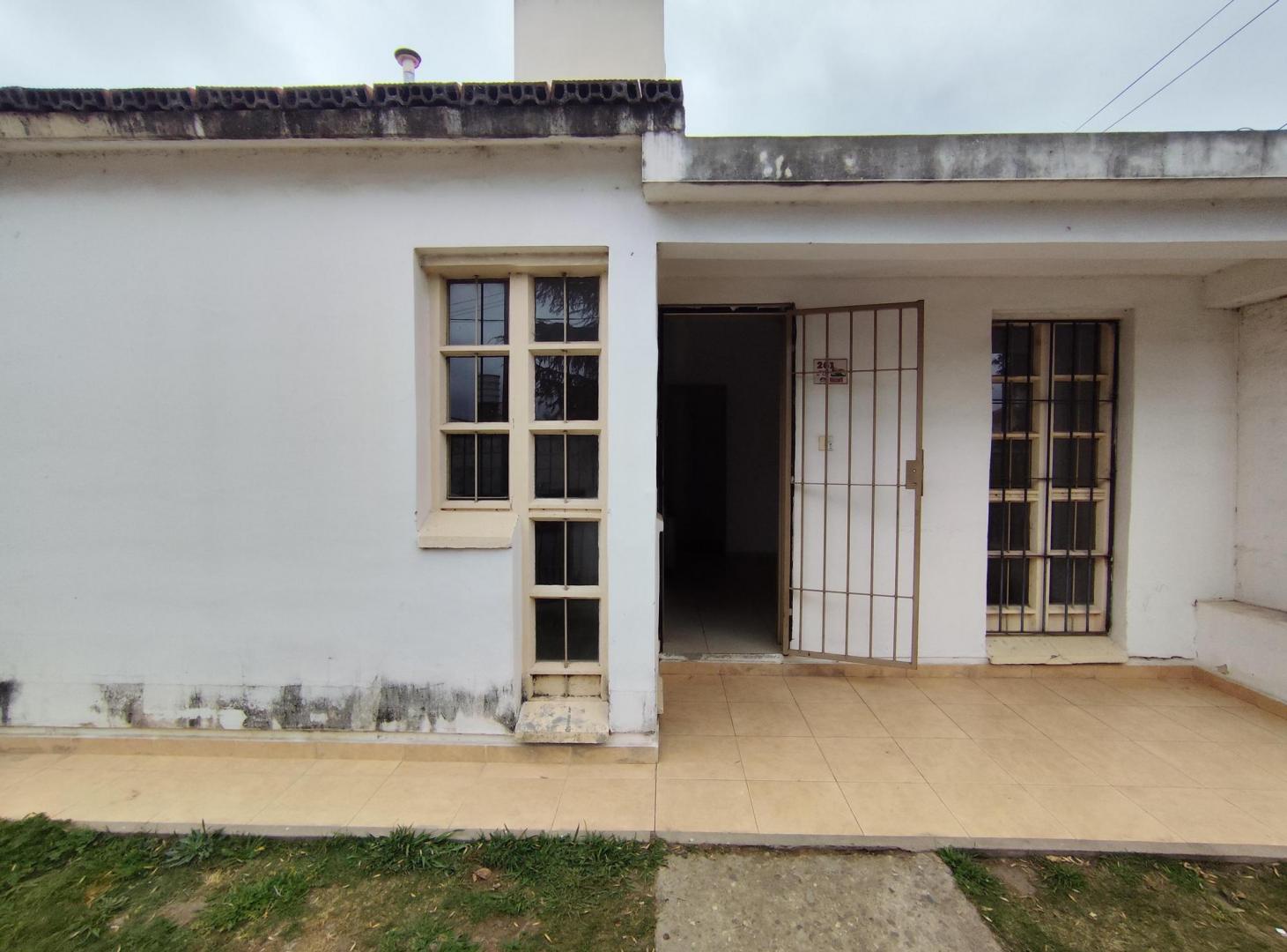 Foto de Casa en Alquiler en Parque Horizonte 2 Dormitorios, Garage Doble y Gran, imagen 2