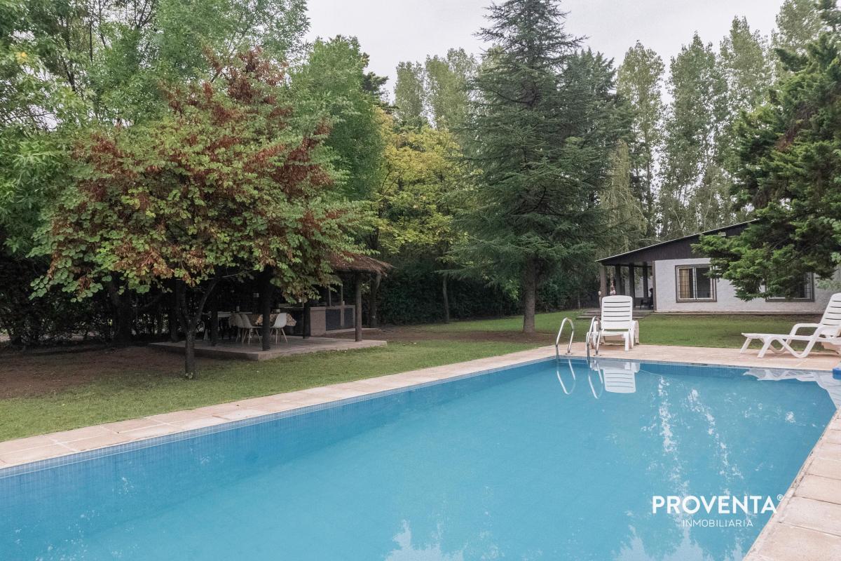 Casa Emplazada en Parque Forestado de 1600 m² Vistalba 3