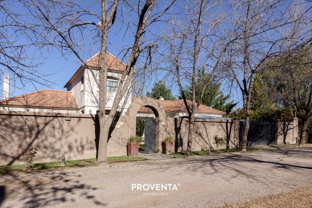Foto de VENTA CASA CHACRAS DE CORIA CALLEJON PRIVADO SEGURO CON PORTON, imagen 2