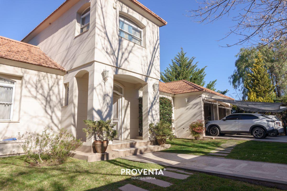 Foto de VENTA CASA CHACRAS DE CORIA CALLEJON PRIVADO SEGURO CON PORTON, imagen 3