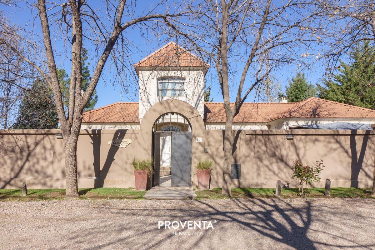Foto de VENTA CASA CHACRAS DE CORIA CALLEJON PRIVADO SEGURO CON PORTON, imagen 1