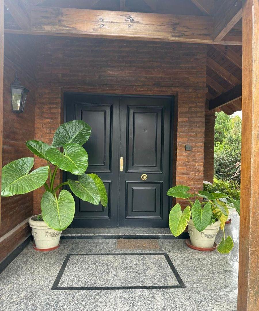 CHALET 4 amb , pileta y paqrque ( alquiler o venta )