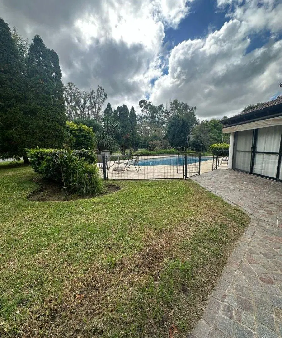 CHALET 4 amb , pileta y paqrque ( alquiler o venta ) 2